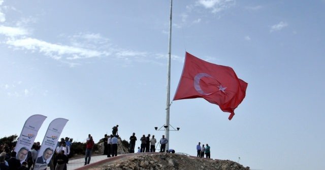 Dev Türk bayrağı göndere çekildi