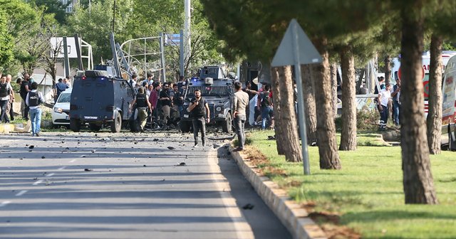 Diyarbakır&#039;da bomba yüklü araçla saldırı, 12 yaralı