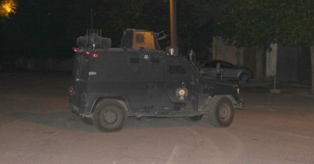 Diyarbakırda ’dur’ ihtarına uymayan sürücü ateş açtı! 1’i polis 2 yaralı