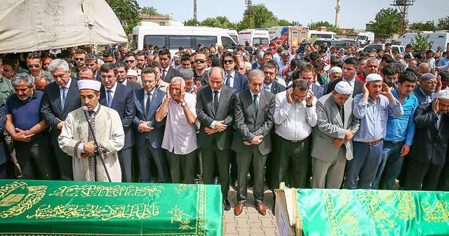 Diyarbakır'daki patlama yaşamını yitiren 13 kişi yan yana toprağa verildi