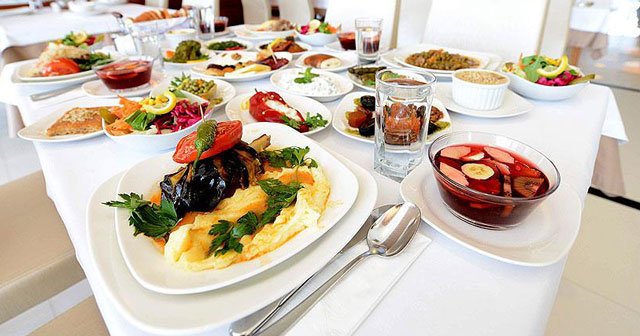 Dört kişilik bir ailenin iftar sofrasının maliyeti 74 lira