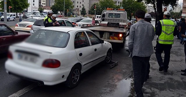 Ehliyetsiz sürücü bomba paniğine neden oldu