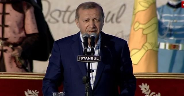 Erdoğan konuşurken bu pankartı açtılar