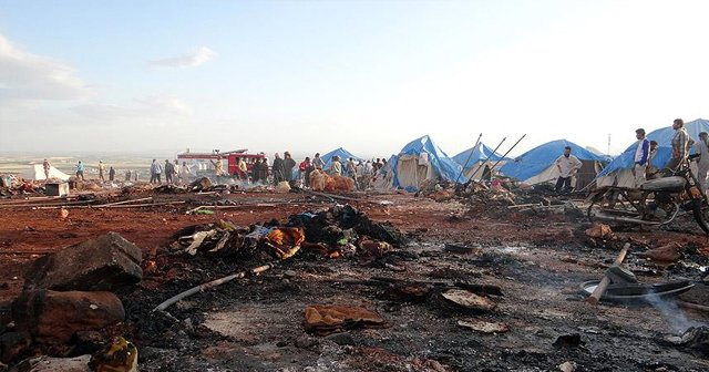 Esad güçleri İdlib&#039;te çadır kenti vurdu, 27 ölü