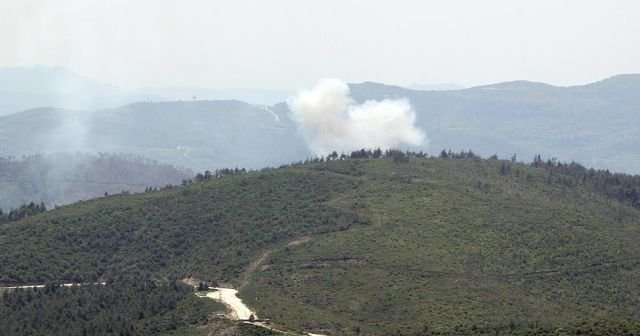 Esad güçleri Türkmendağına top atışı gerçekleştiriyor