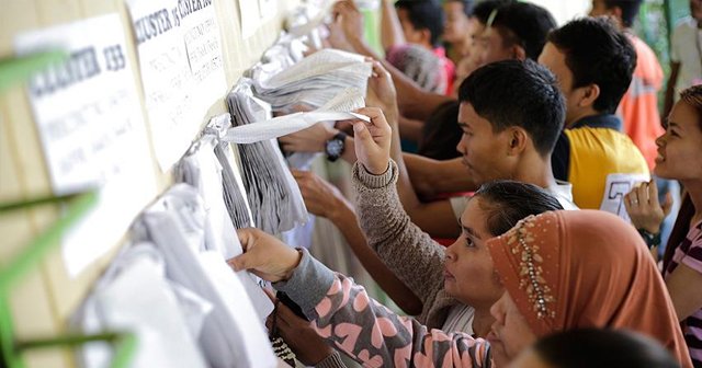 Filipinler&#039;de halk sandık başında