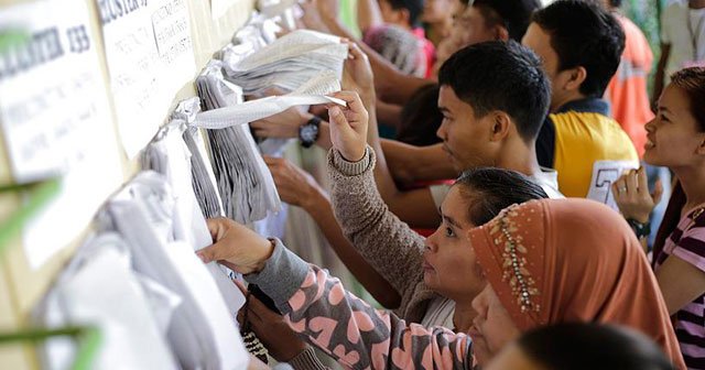 Filipinler&#039;de halk sandık başında