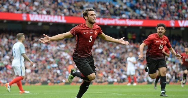 Hakan Çalhanoğlu&#039;ndan tarihe geçen gol