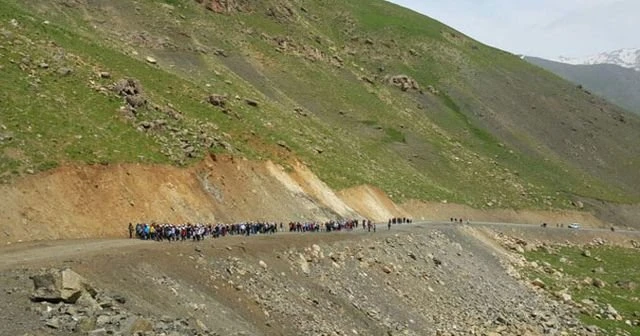 Hakkari’de gençlerden doğa yürüyüşü
