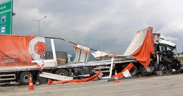 Hurdaya dönen TIR’dan burnu kanamadan çıktı