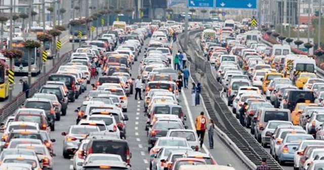 İstanbul&#039;da trafik çilesi erken başladı