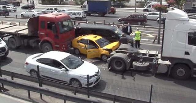 İstanbul&#039;da zincirleme kaza trafiği felç etti