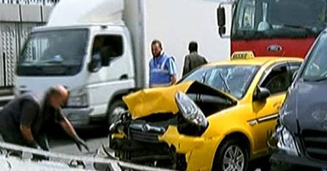 İstanbul&#039;da zincirleme kaza! Trafik durma noktasına geldi