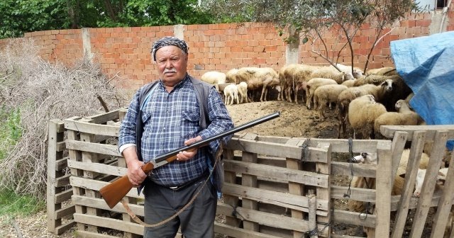 İzmir&#039;de eller tetikte, köylüler nöbet tutuyor