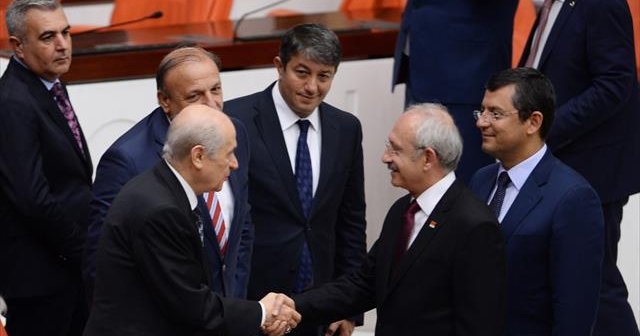 Kılıçdaroğlu ve Bahçeli ayaküstü sohbet etti