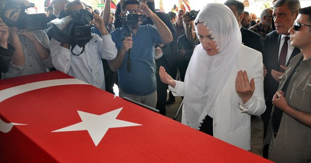 Meral Akşener şehidin cenazesine katıldı