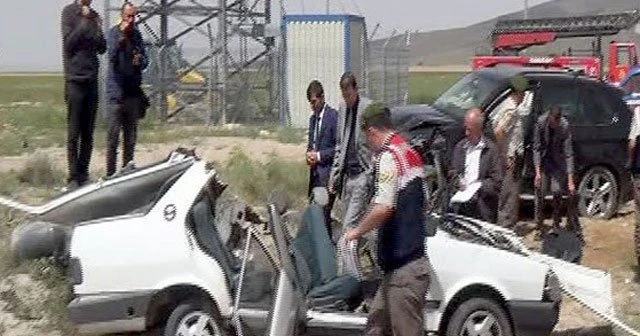 Niğde’de iki otomobilin kafa kafaya çarpıştı, 3 ölü