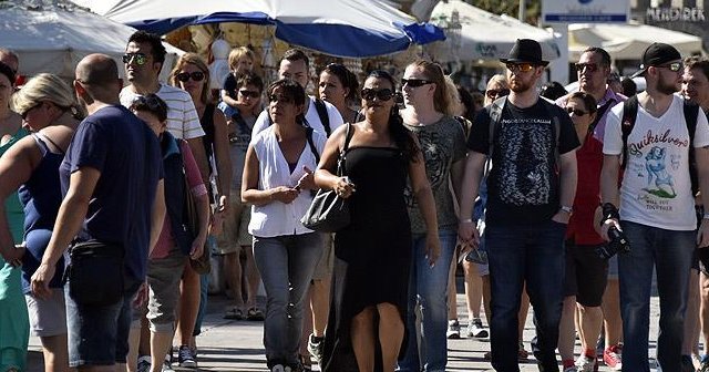 Nisan&#039;da turist sayısı azaldı