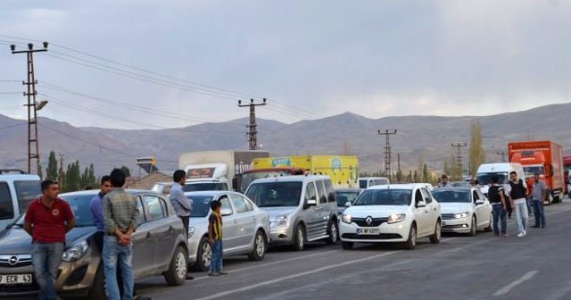 PKK yol kesti! Araçları ateşe verdi