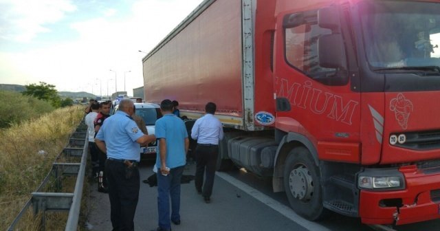 Polis ekibine TIR çarptı, 1 şehit