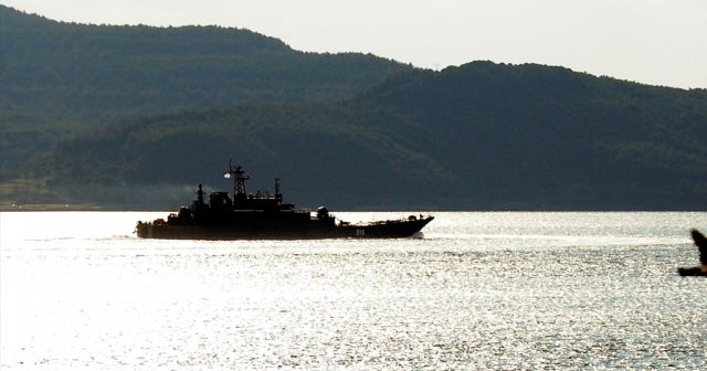 Rus savaş gemisi Çanakkale Boğazı&#039;ndan geçti