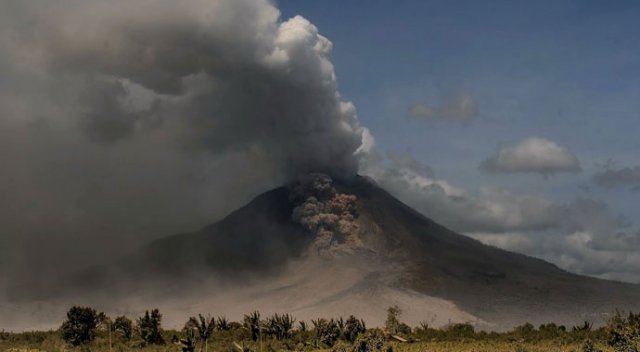 Sinabung Yanardağı yeniden faaliyete geçti