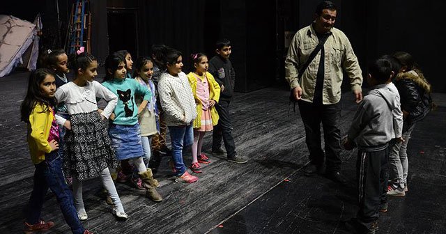 Sur&#039;daki terör mağduru çocuklar tiyatro ile buluşturuldu