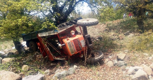 Traktör uçuruma yuvarlandı, 1 ölü, 9 yaralı