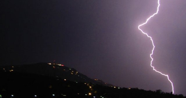 Tüpraş Rafinerisi’ne yıldırım düştü