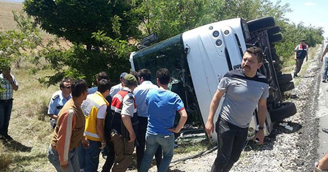 Öğrencileri taşıyan midibüs devrildi, 1 ölü, 15 yaralı