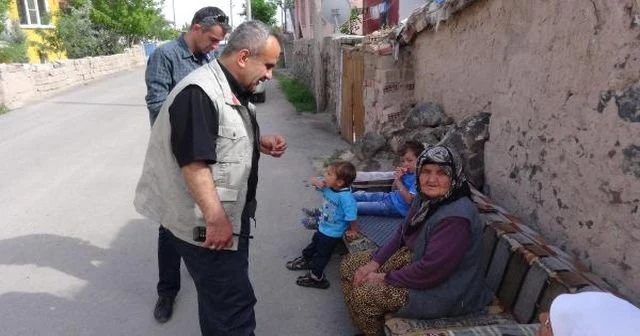 Yaşlı kadını 'yardım yapacağız' diyerek dolandırdılar