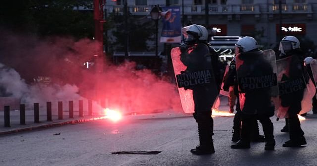 Yunanistan&#039;da polis ve göstericiler çatıştı