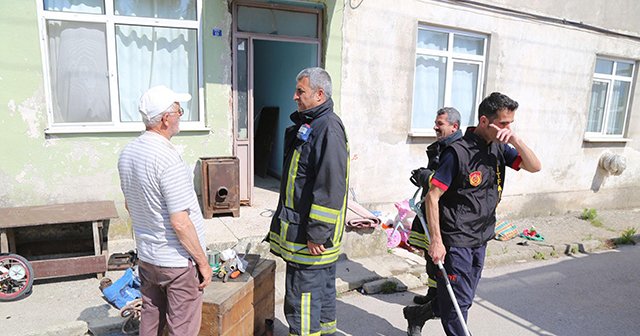 1 metrelik yılan itfaiyeyi alarma geçirdi