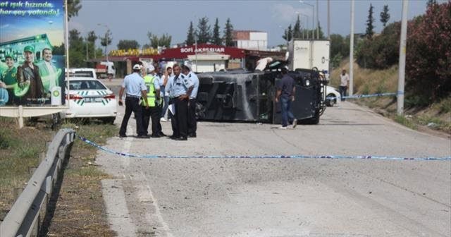 Adana&#039;da çevik kuvvet otobüsü devrildi