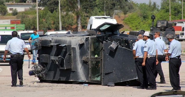 Adana&#039;daki zırhlı araç kazasında yaralanan polis şehit düştü