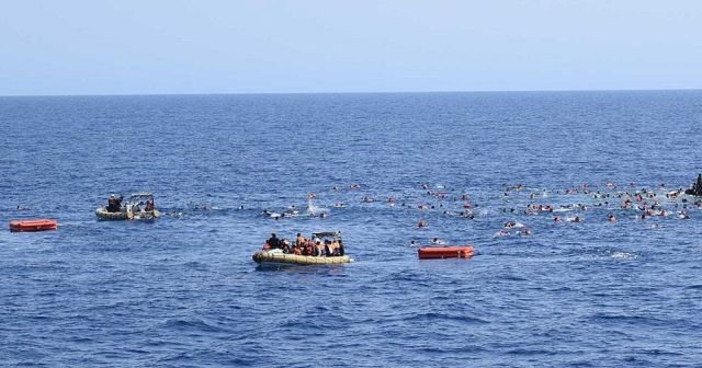 Akdeniz&#039;de kaçakları taşıyan tekne battı, 4 ölü