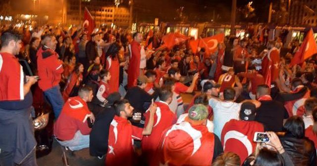 Almanya&#039;da Türk taraftarlar sokağa döküldü