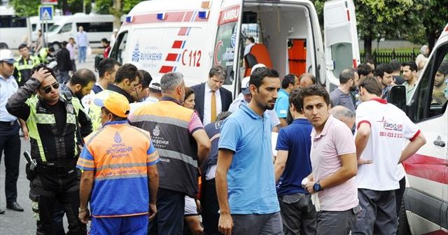 Ambulansa eskortluk yapan polis kaza yaptı