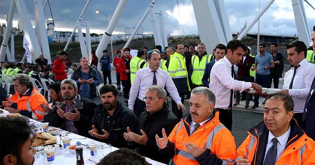 Bakan Arslan 3. Köprü&#039;de işçilerle iftar yaptı