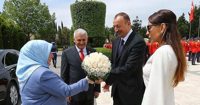 Başbakan Yıldırım Azerbaycan&#039;da resmi törenle karşılandı