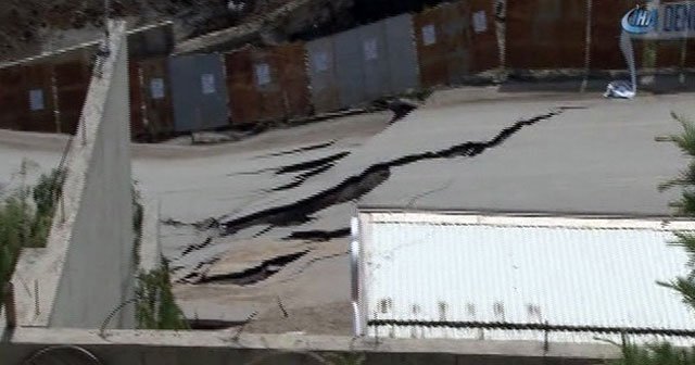 Başkent’te çöken yol trafiğe kapatıldı