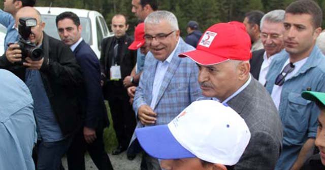 Binali Yıldırım yağmur altında doğa yürüyüşü yaptı