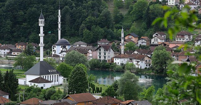 Bosna'nın 'ada camisi' manzarasıyla büyülüyor