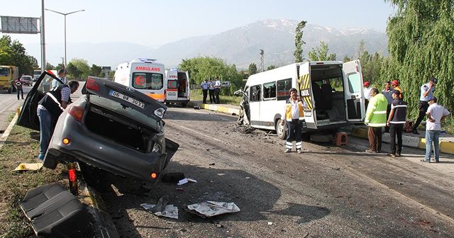 Erzincan&#039;da minibüsle otomobil çarpıştı, 26 yaralı