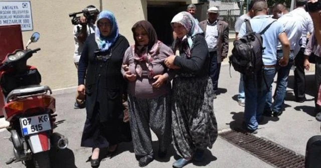 Eşini 14 yerinden bıçaklayarak öldürüp, canına kıydı