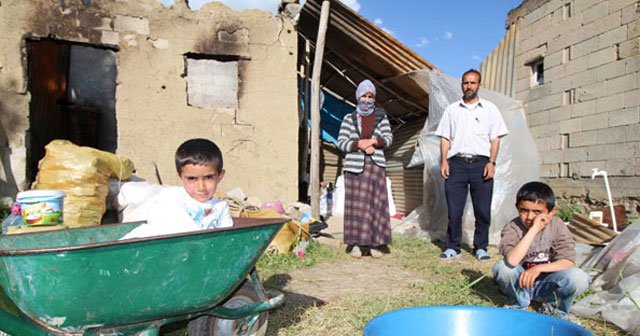 Evleri yıkılan ailenin yürek burkan dramı