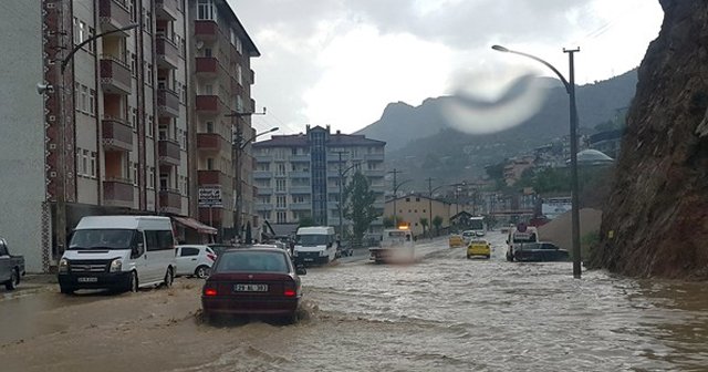 Gümüşhane&#039;de şiddetli yağış hayatı felç etti