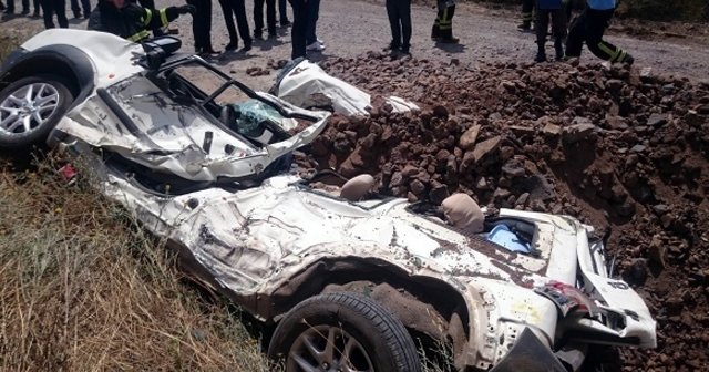 Hafriyat kamyonunun altında ezilen araçtan 5 kişi sağ çıktı