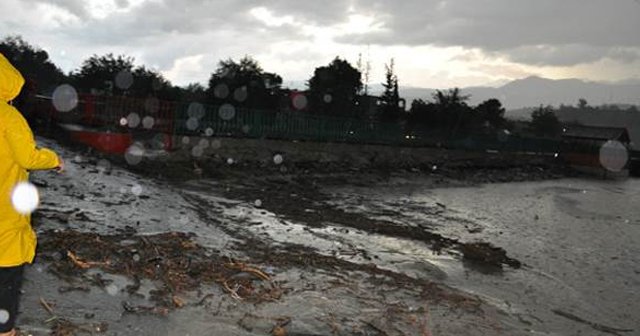 Hatay&#039;da kuvvetli yağış sele yol açtı