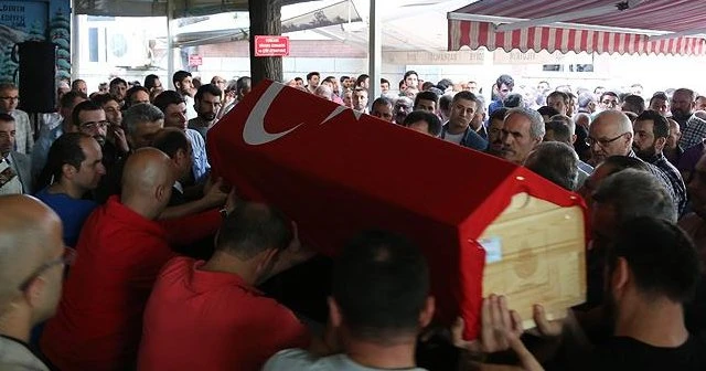Hayatını kaybedenler toprağa veriliyor